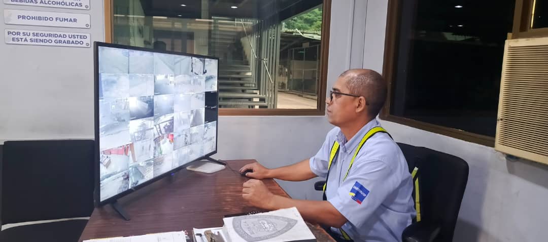 Oficial de SEFIN supervisando el circuito de cámaras de seguridad