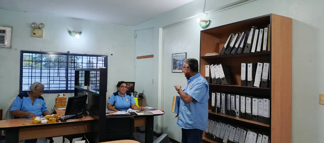 Personal administrativo de SEFIN gestionando expedientes en oficina