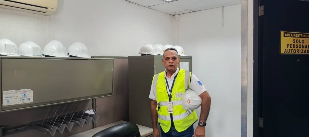 Oficial de SEFIN en control de seguridad industrial dentro de planta