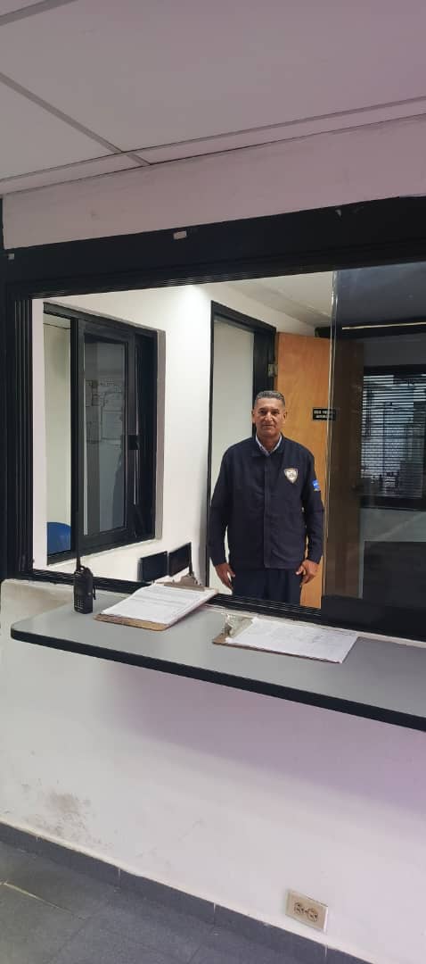 Oficial de SEFIN en el puesto de control de acceso y registro