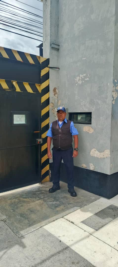 Oficial de SEFIN resguardando el acceso perimetral de una instalación