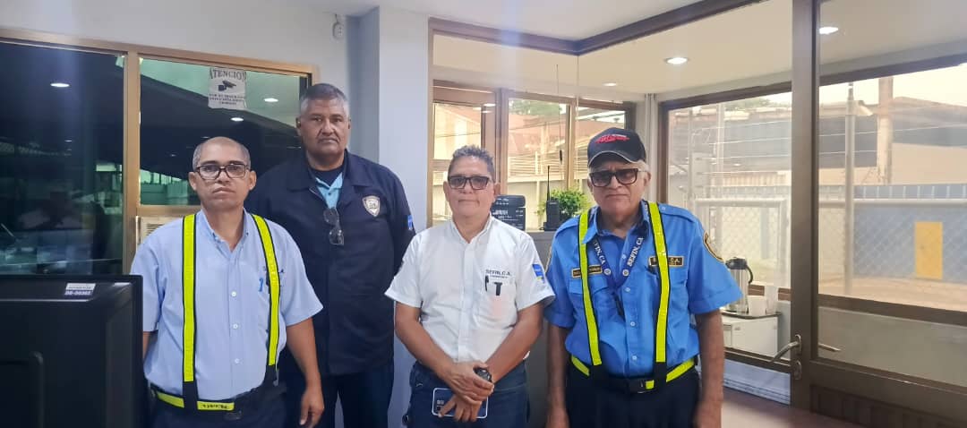 Equipo de oficiales de SEFIN C.A. en la sede operativa